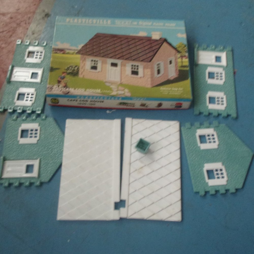 Plasticville Cape Cop House 1630 teal white O and S scale railroad train setup